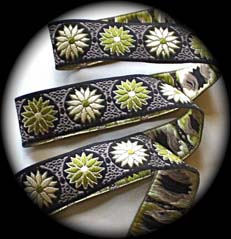 Daisy Dot Flower2 5/8" (3 yds) Blk, Khaki, Kiwi and Ivory